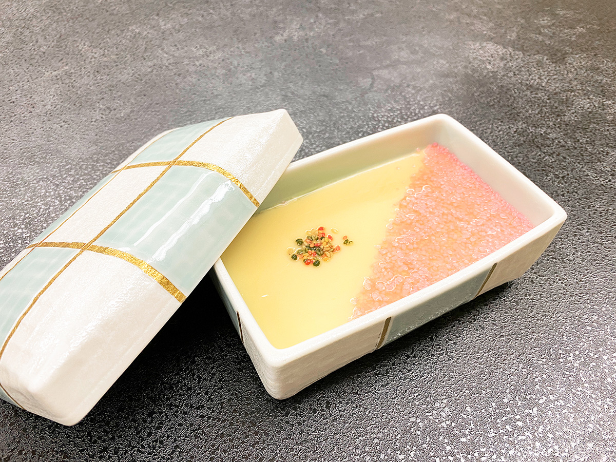 料理長の創作料理「美養の玉手箱」。キヌアやアピオスなどの栄養価に優れたスーパーフードを取り入れた茶わん蒸し