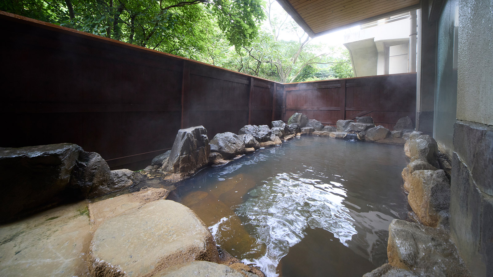 天然温泉の掛け渡しの露天風呂(昼)