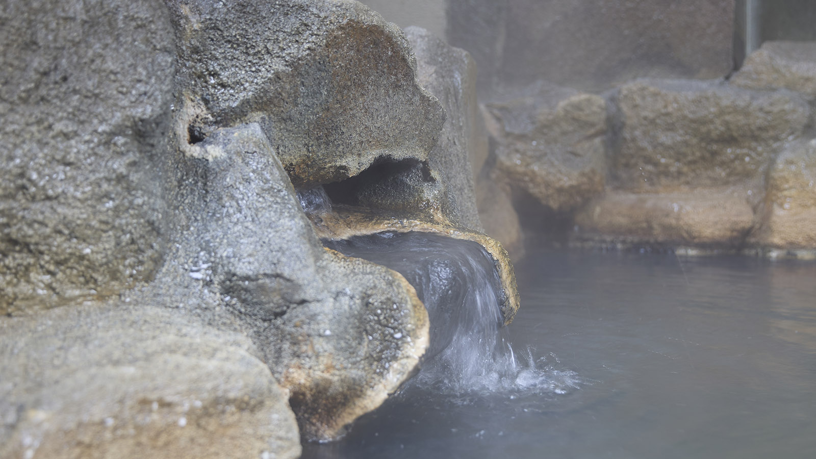 天然温泉の掛け渡しの露天風呂の湯口