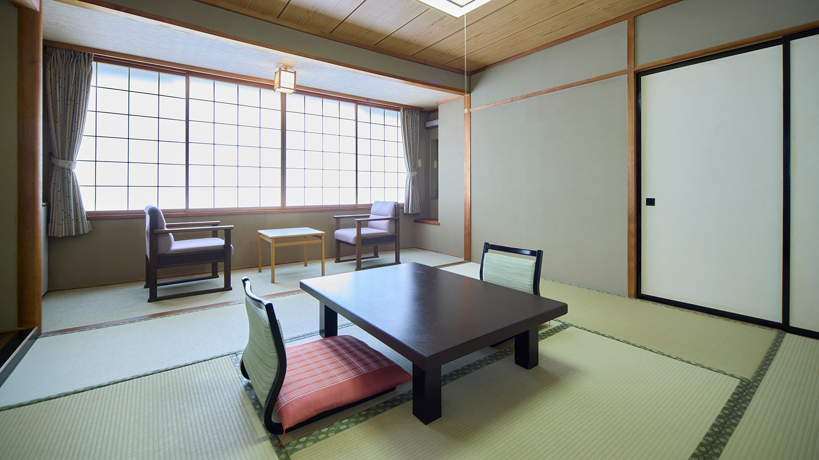 別のアングルから見た、鳴子温泉ホテル亀屋の西館・和室8畳の客室。障子窓の前に広縁があり、手前に座卓と2脚の座椅子がある