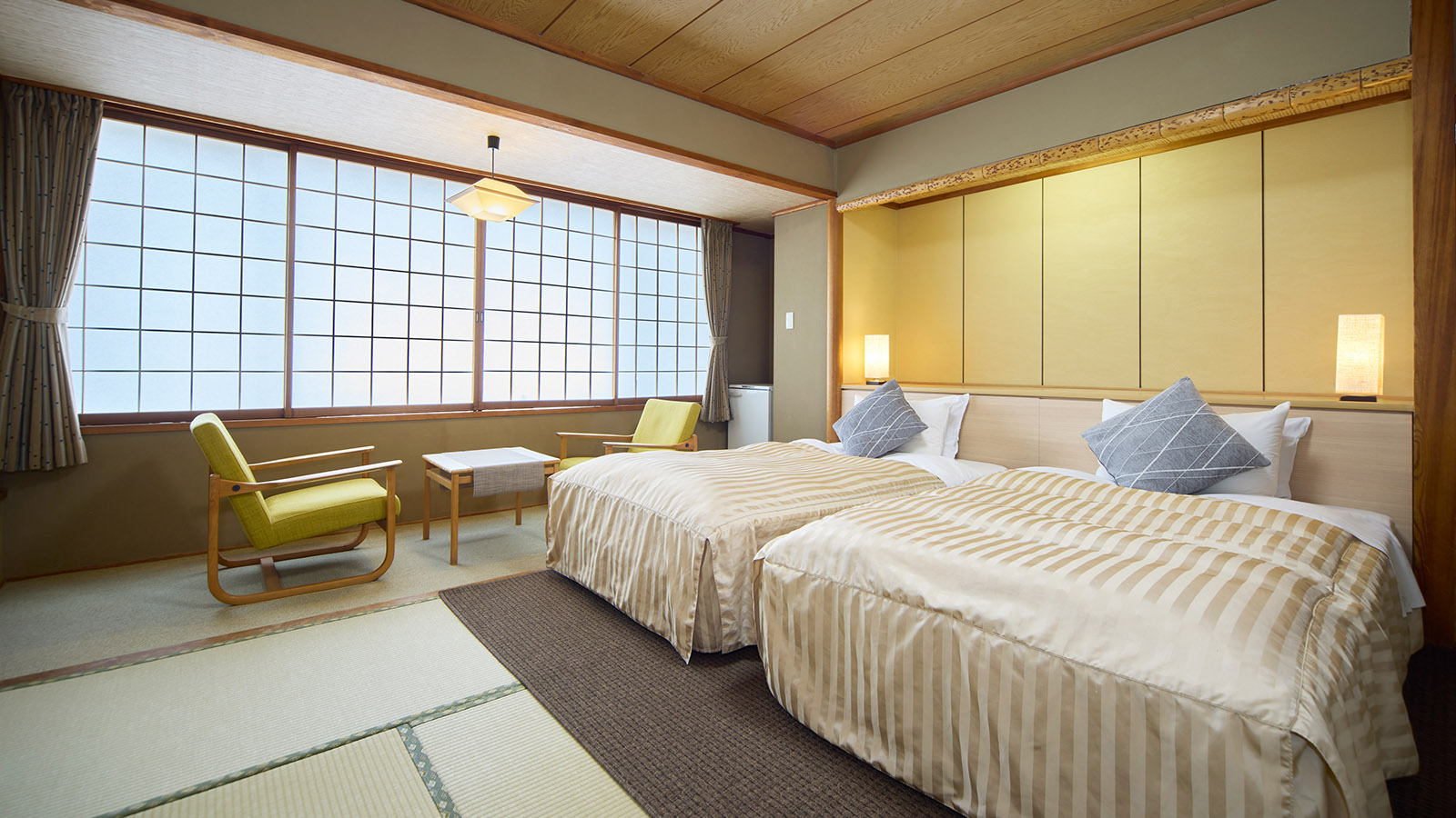 鳴子温泉ホテル亀屋の西館・和室ツイン8畳の客室。ツインベッドと広縁