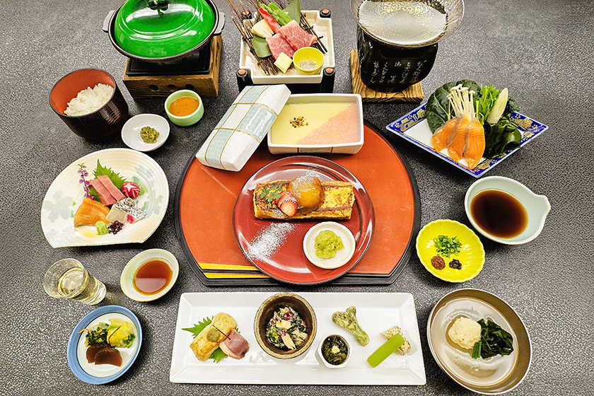 ホテル亀屋で提供される「伊達もん美食膳　みちのくうまいもん会席」の夕食。日高見牛の陶板焼きやスーパーフード入り茶わん蒸し、仙台麹を使った和風フレンチトーストなど10品の会席料理