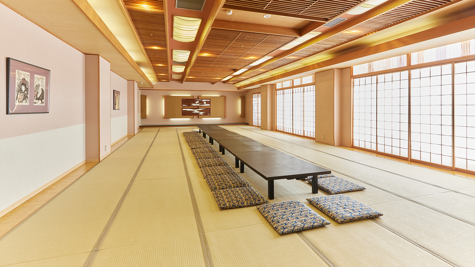 中宴会場「嵯峨野」