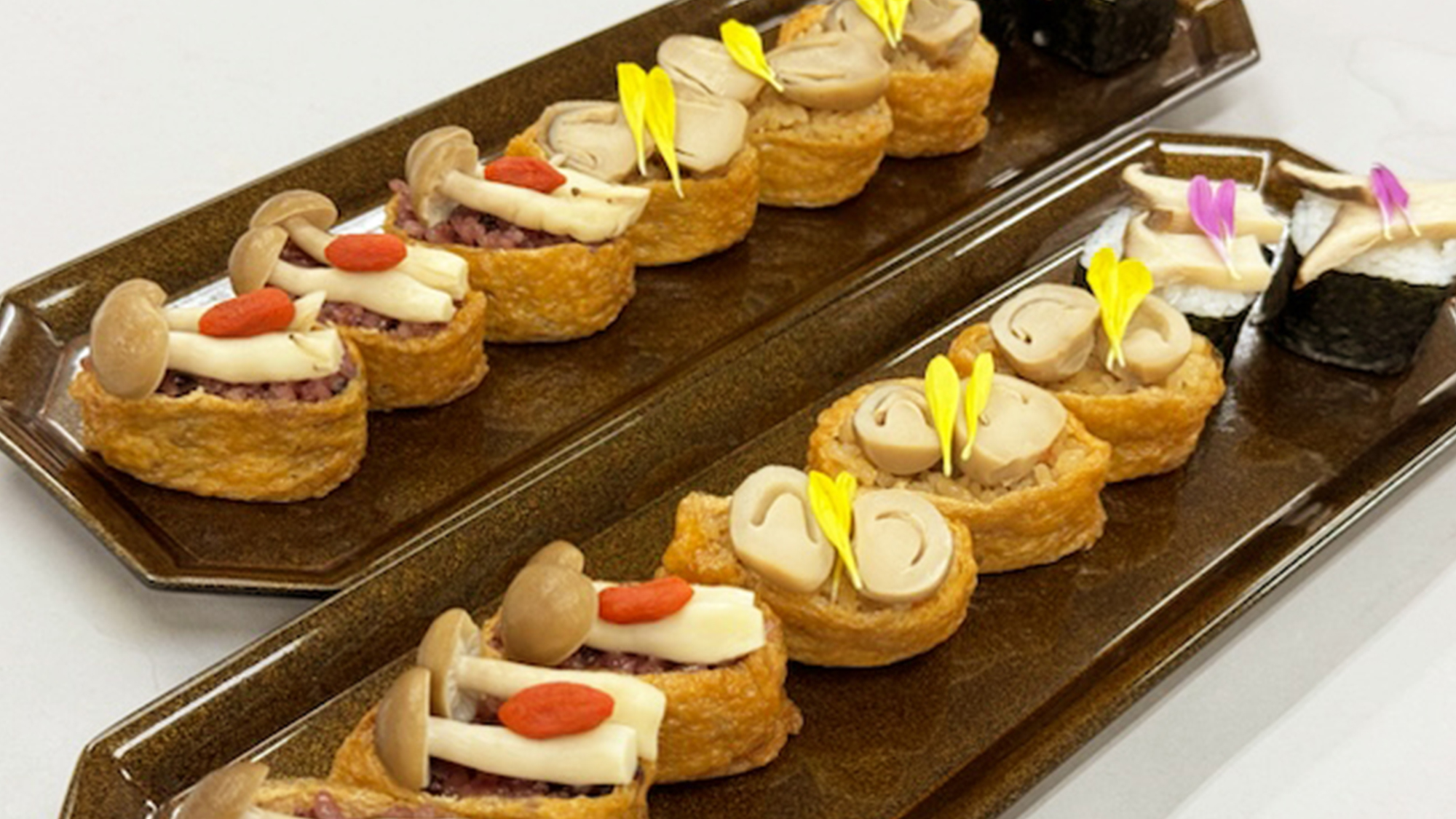 『きのこ昆布〆寿司』小菊花びら・ピンクペッパー・枸杞の実