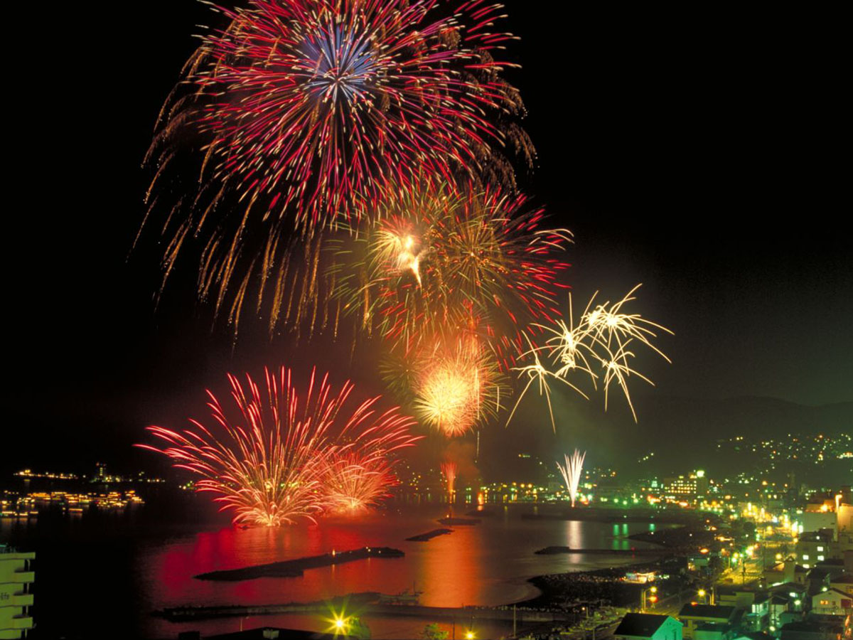 伊東温泉 海の花火大会の過去の様子