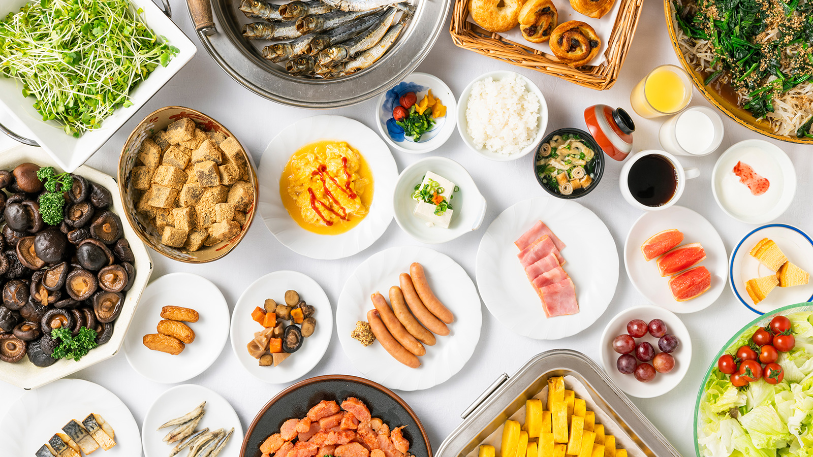 ホテル霧島キャッスルの朝食バイキングで食べられる料理の数々を真俯瞰から見た状態