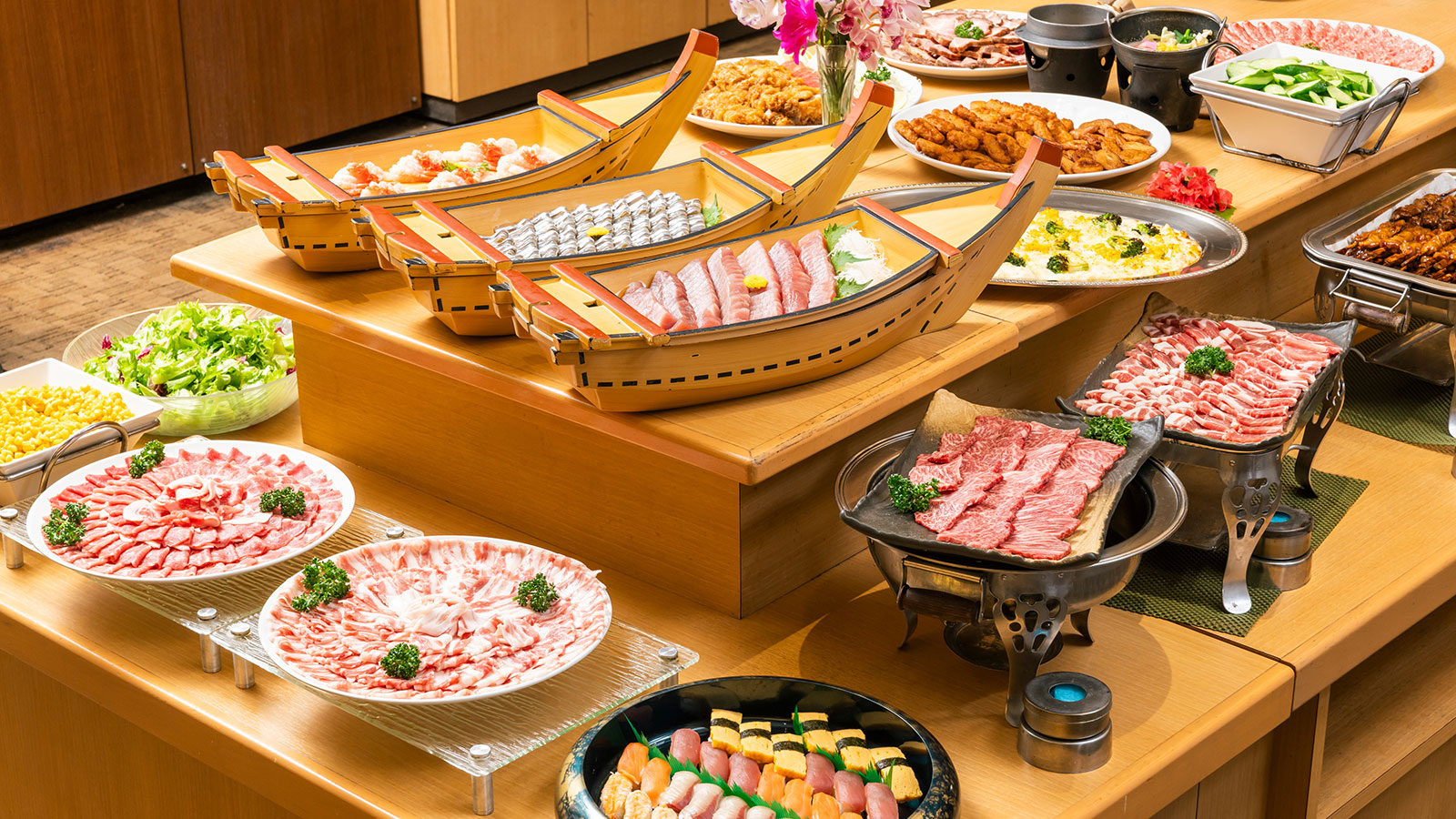 夕食バイキング会場全体の様子とバイキングを楽しむ人々