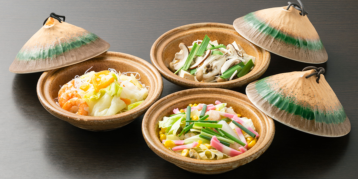 野菜の具材がのったチャンポンと野菜と春雨スープのタイピーエン
