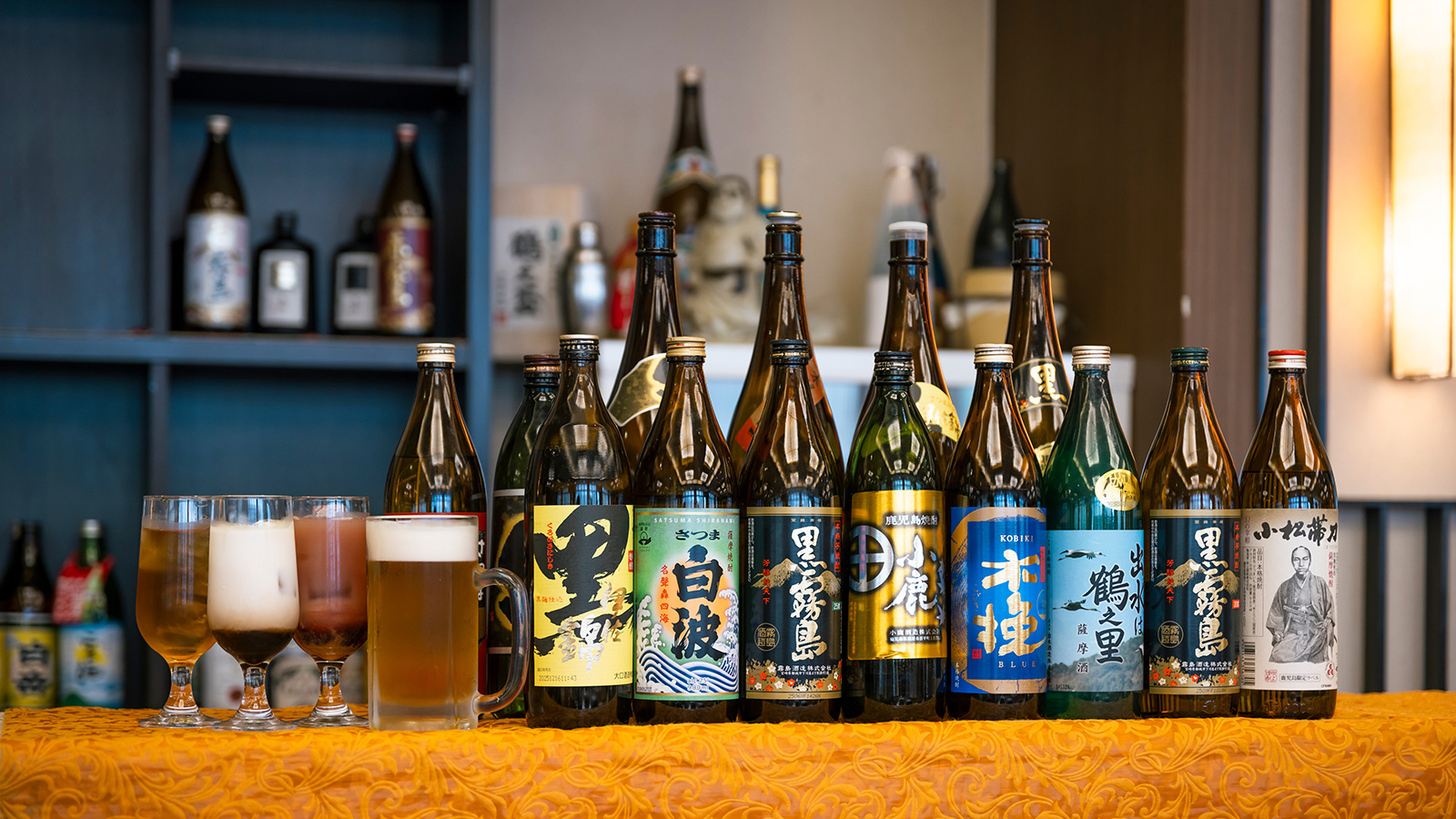 飲み放題のビール・焼酎やカクテルが机の上に並んでいる