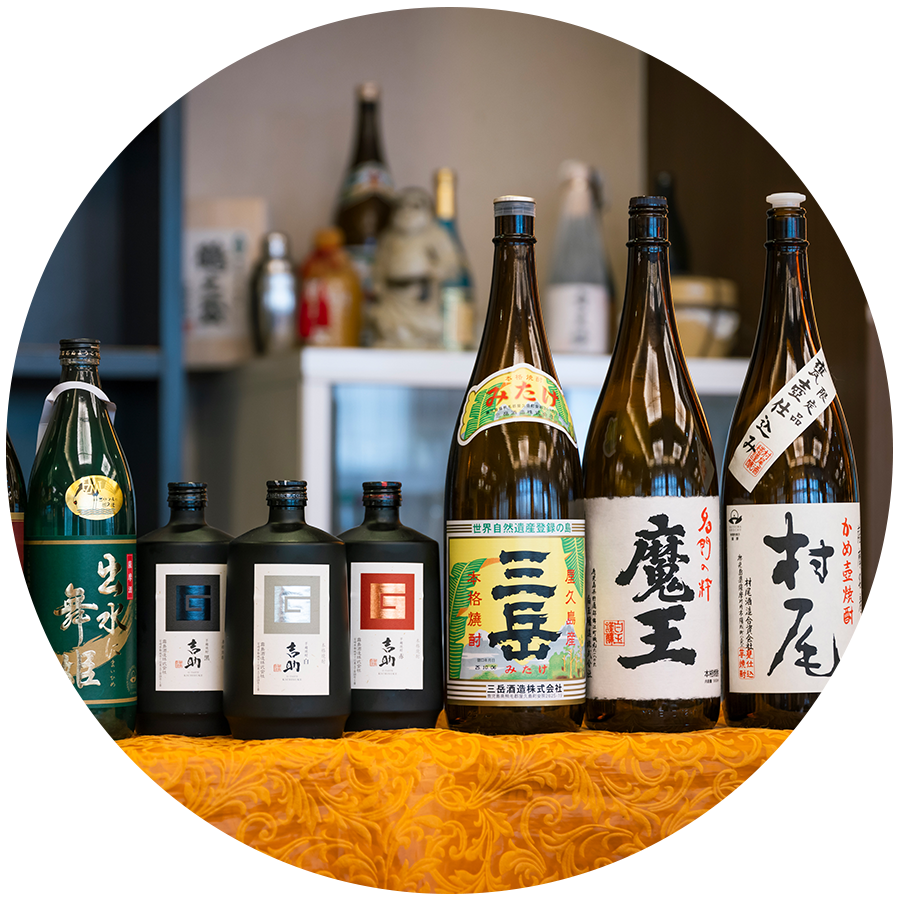 有料の有名な焼酎の瓶がたくさん机の上に並んでいる