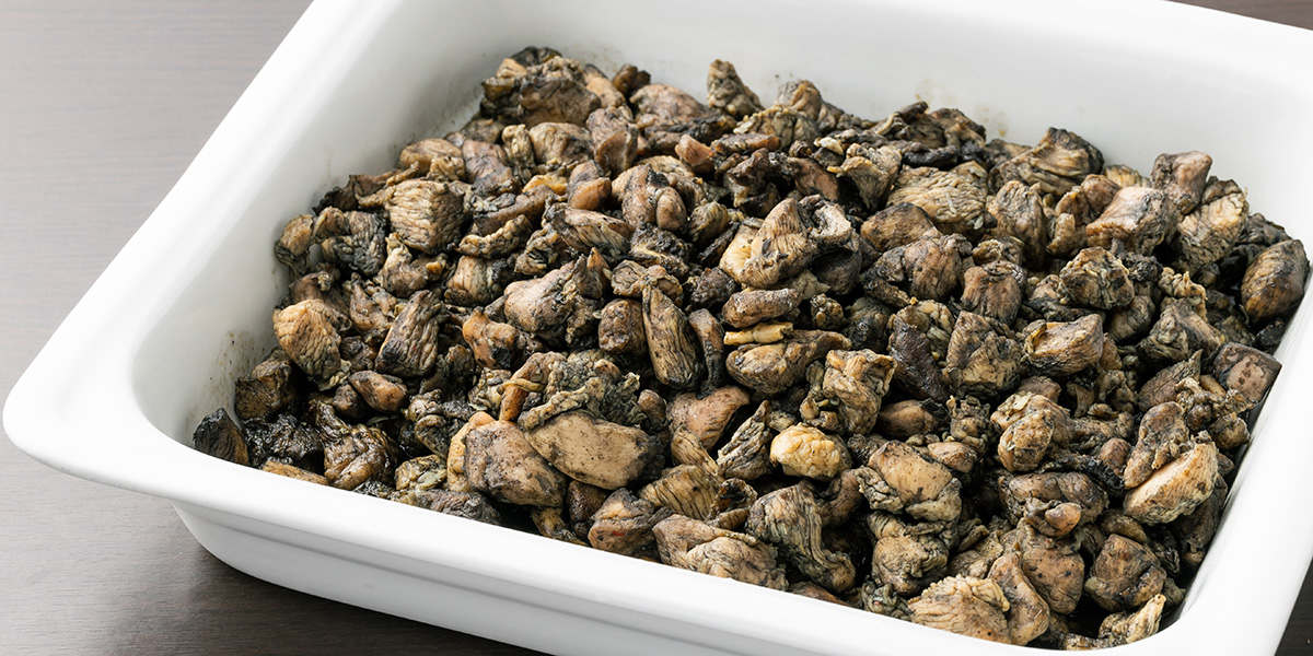 燻し焼かれた黒い鶏の炭火焼き