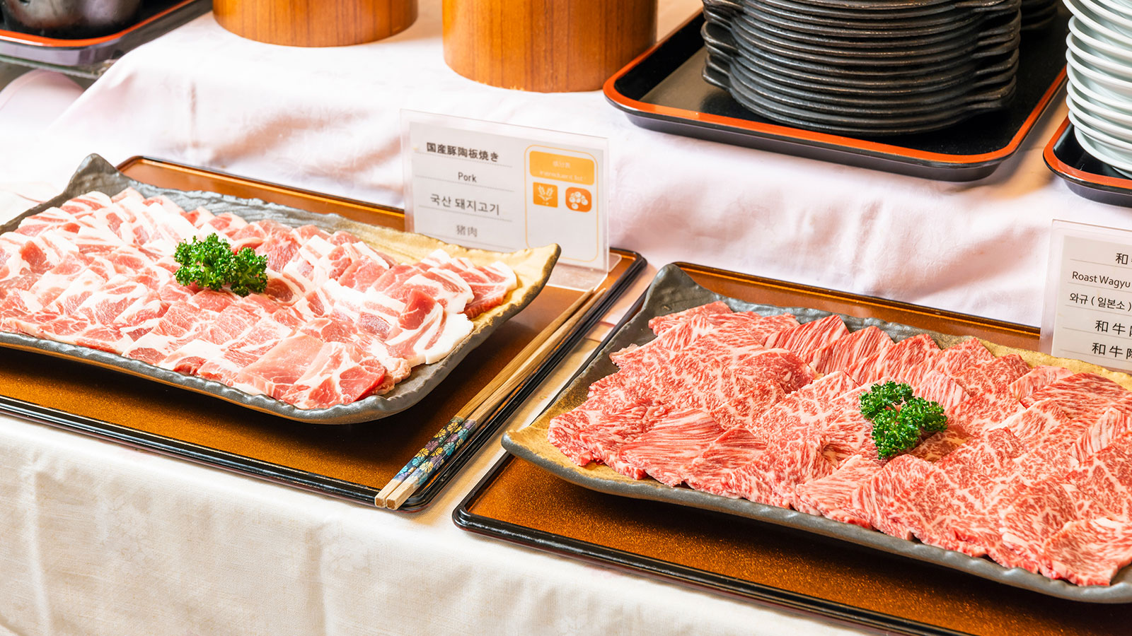 大皿にもられた和牛と豚肉