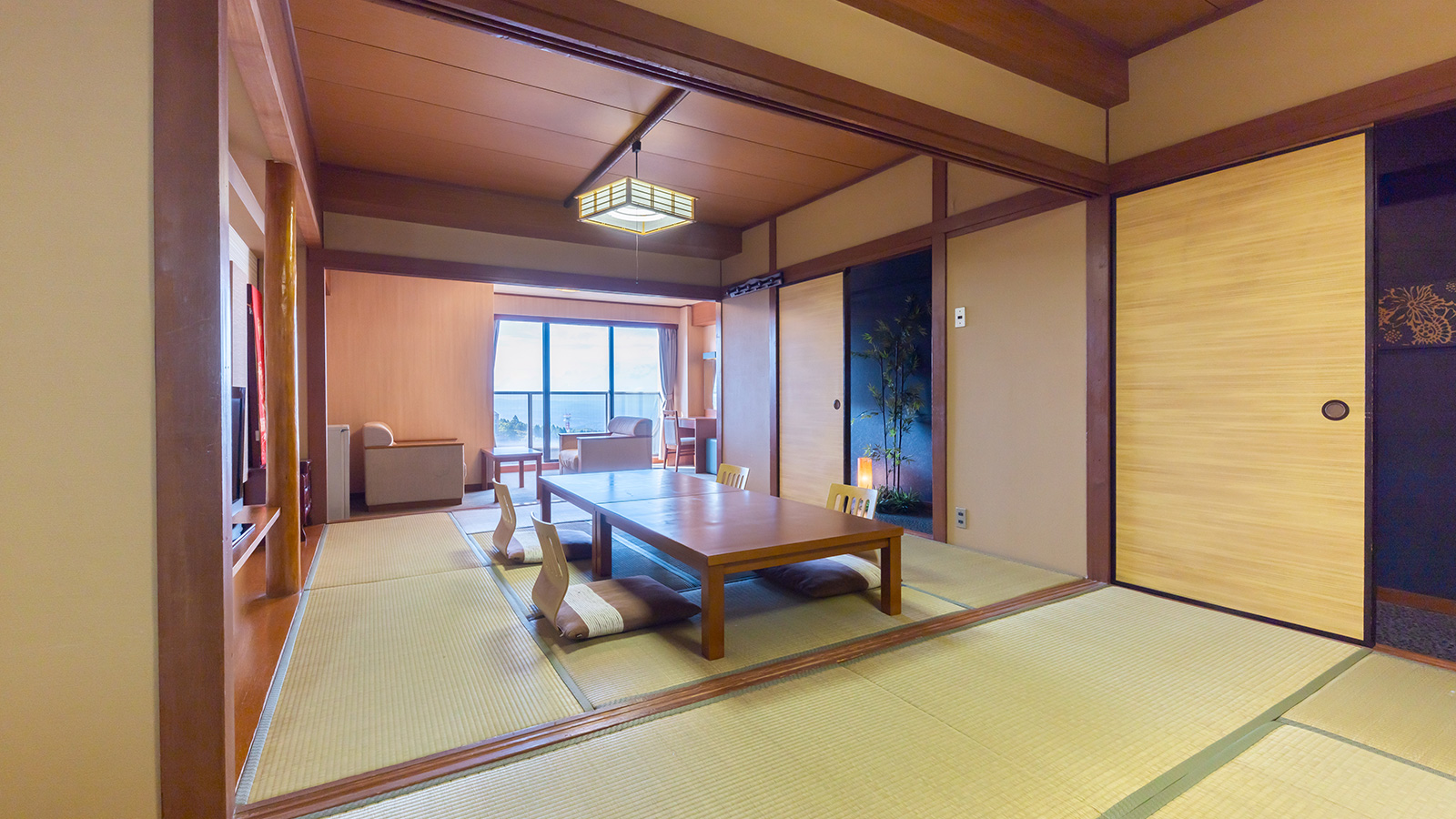 広い畳の部屋があるデラックス和室