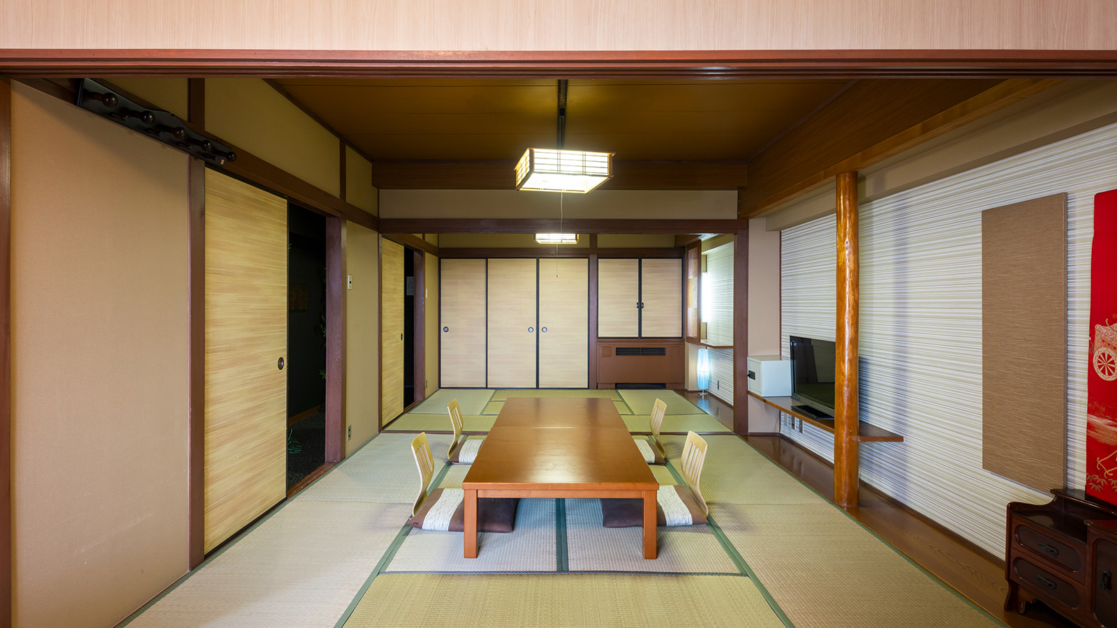 広い畳の部屋があるデラックス和室