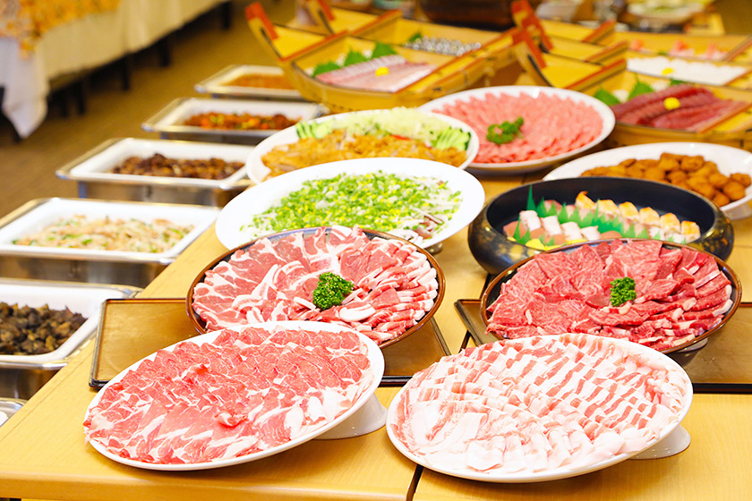 夕食バイキングの料理が並ぶイメージ