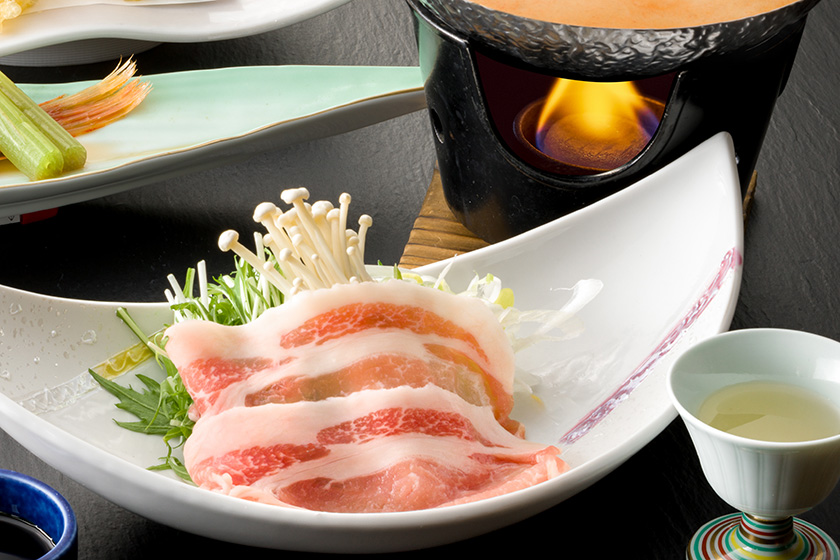 名物「地元ブランド豚の季節鍋」付き会席料理イメージ
