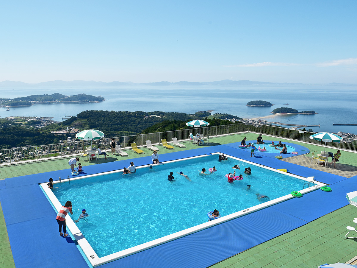 家族で夏を楽しむイメージ
