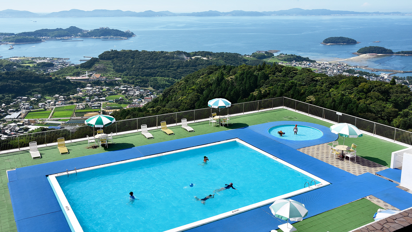 三河湾の絶景を眺めるプール